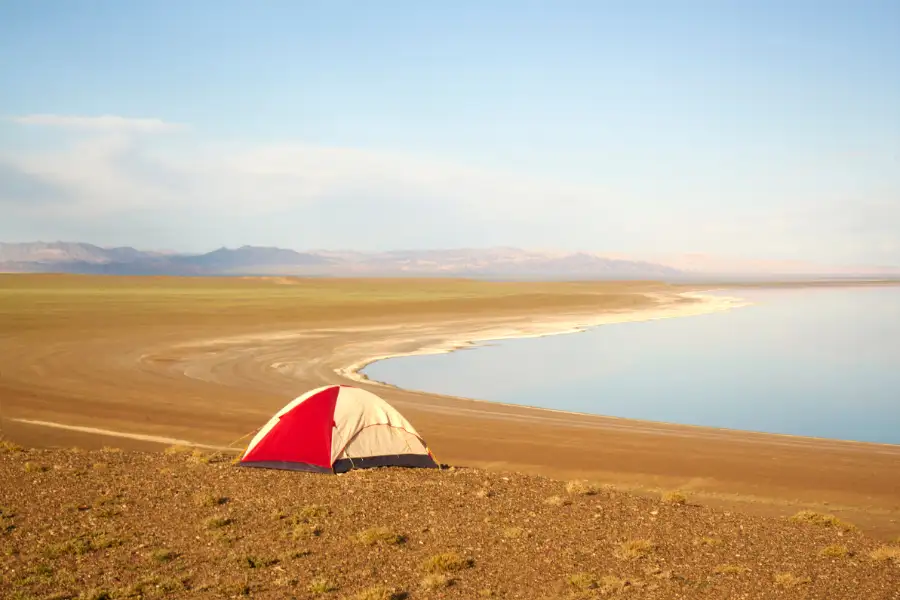 Barraca de camping em paisagem natural. Aventura e lazer no Brasil.