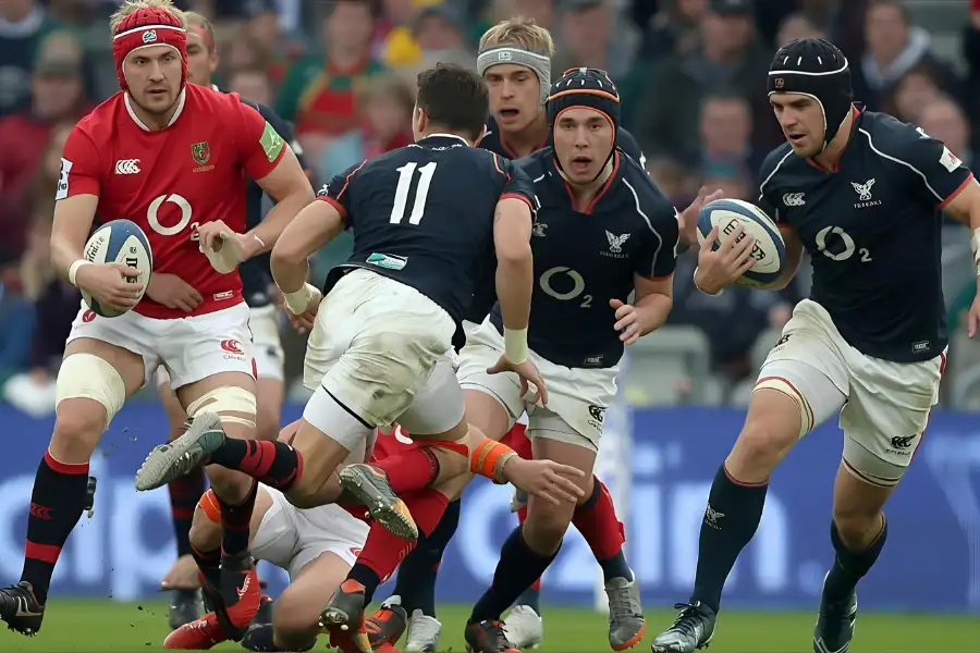 Jogadores em campo durante partida da Copa de Rugby. Ação e regras do mundial de rugby em destaque.