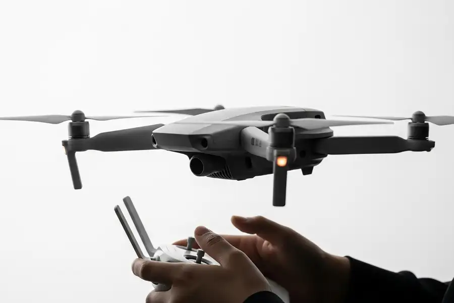 Drone de filmagem para esportes radicais. Melhor drone para gravar vídeos aéreos. Drone com controle remoto.