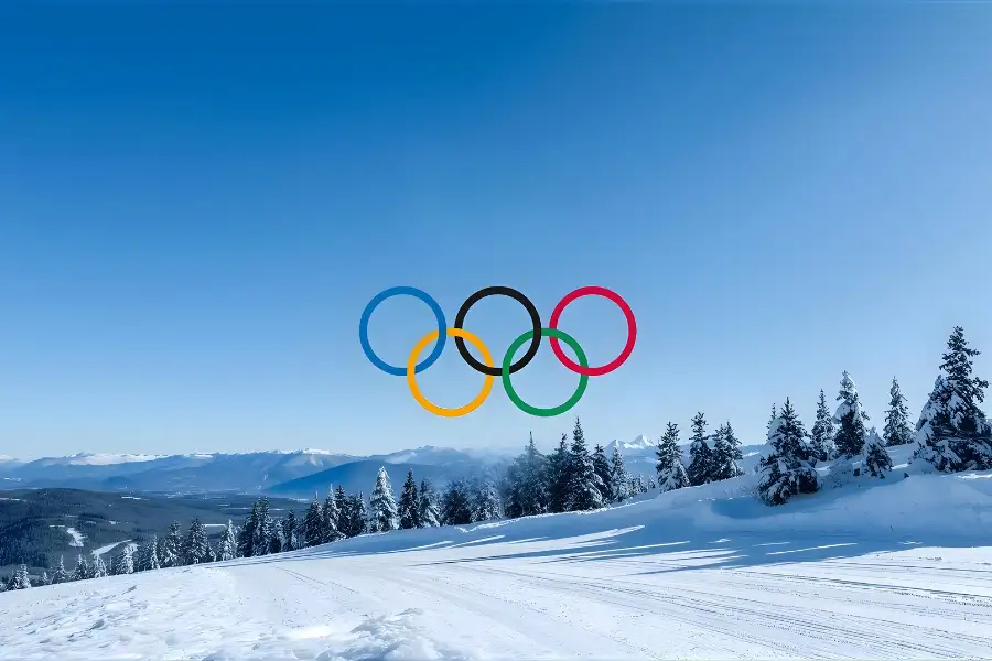Olimpíadas de Inverno 2026: paisagem nevada com os anéis olímpicos. Jogos de inverno e esportes na neve.
