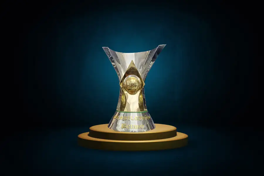 Trofeu do campeona Brasileiro. Ao fundo vemos um fundo escuro.